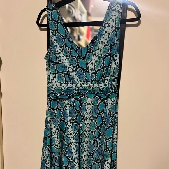 BCBG summer dress, stretchy, comfortable, deep V front, back cut outs - Picture 7 of 9